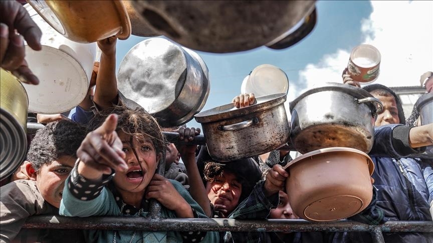 التجويع الإسرائيلي.. فلسطينيون بغزة يطحنون البقوليات لصنع الخبز