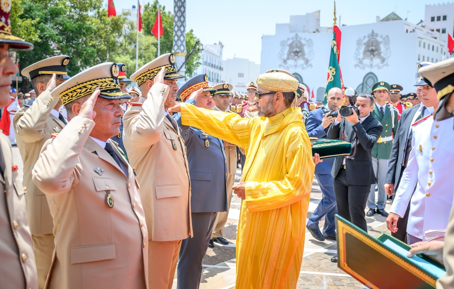الملك يشيد بتضحيات القوات الملكية ويؤكد مواصلة دعم التحديث والتكوين