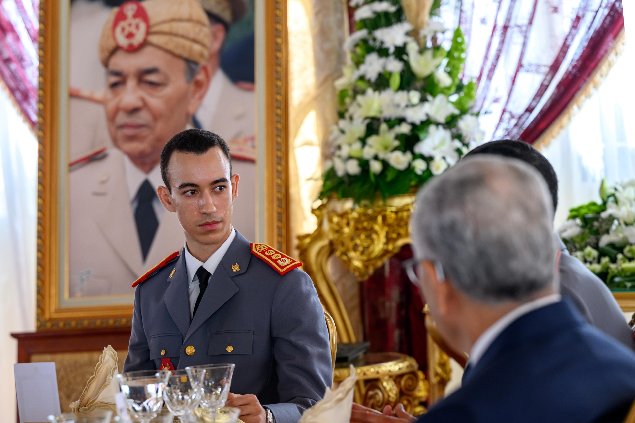 ولي العهد يترأس مأدبة غذاء بمناسبة ذكرى تأسيس القوات الملكية