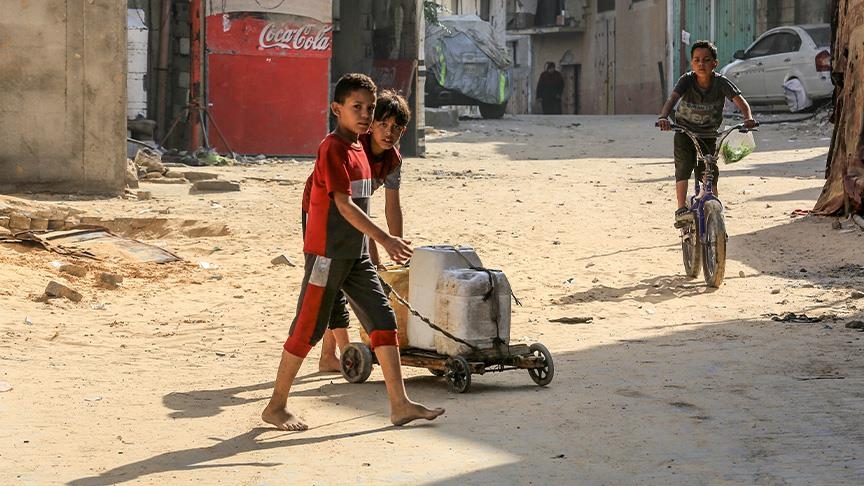 مهمة “شبه مستحيلة”.. حصول الفلسطيني بغزة على مياه آمنة للشرب