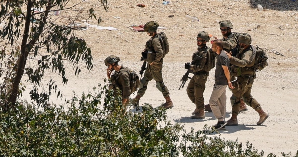جيش إسرائيل يستغل الفلسطينيين “دروعاً بشرية”.. جنود يكشفون الحقيقة