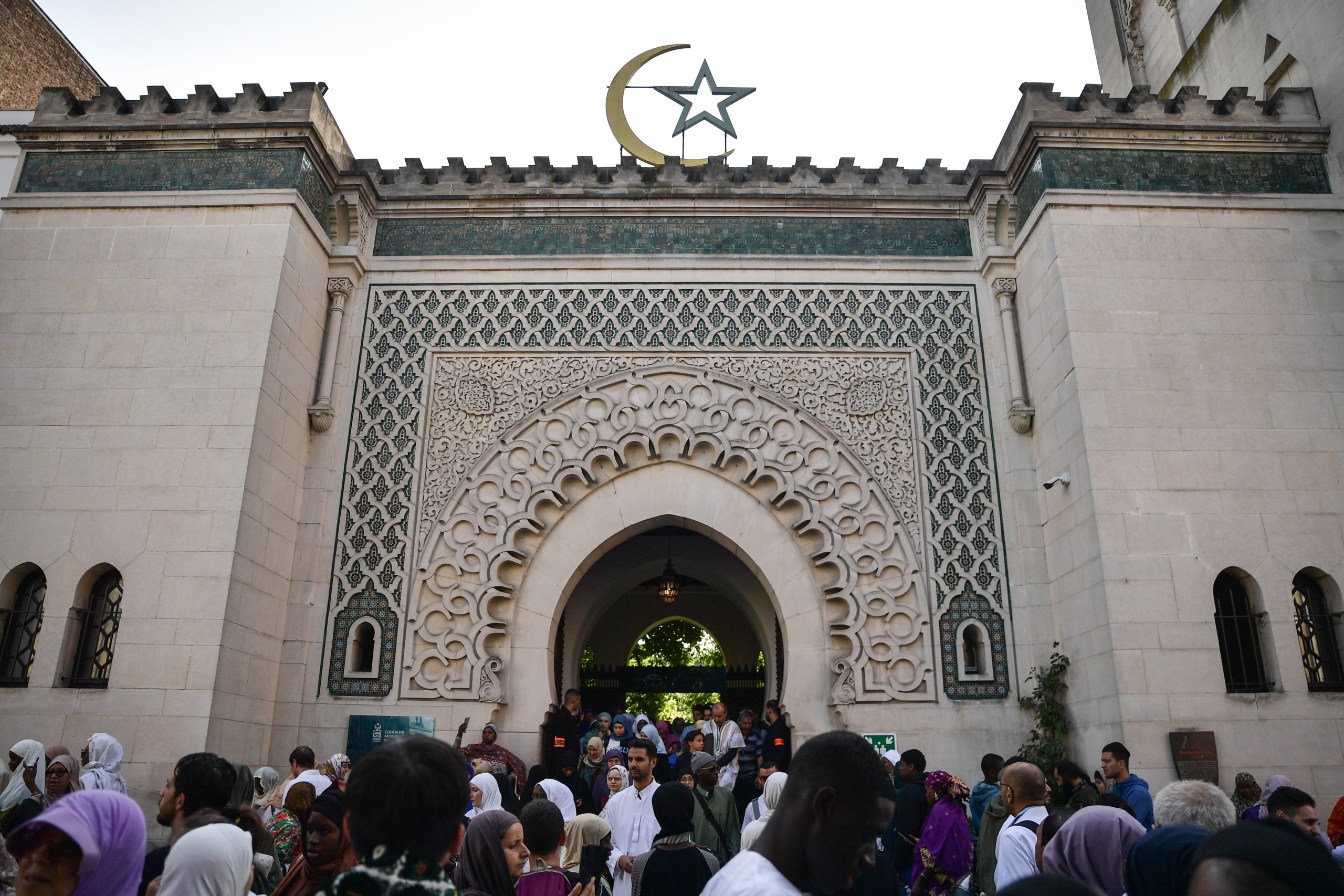 تدنيس مسجد يثير غضب مُسلمِي فرنسا ومطالب بتقديم المُعتدين للعدالة