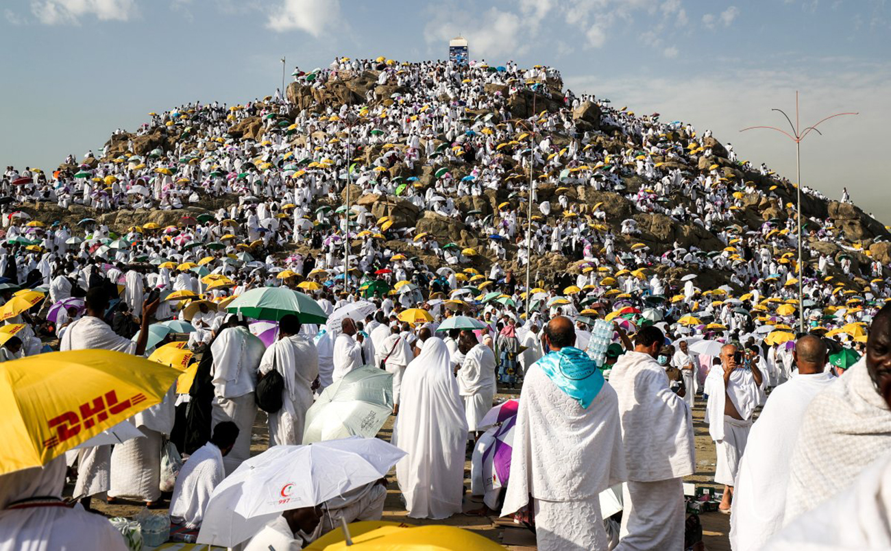 الحجاج يتجهون إلى عرفات لأداء الركن الأعظم