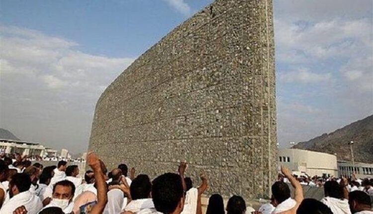 الحجاج يرمون الجمرات الثلاث