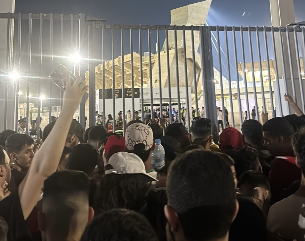 فوضى تنظيمية تظلل فوز الأسود في أول اختبار لملعب فاس