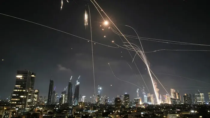 غارات لا تتوقف بطهران وصواريخ “فتّاح” تستهدف إسرائيل للمرة الأولى