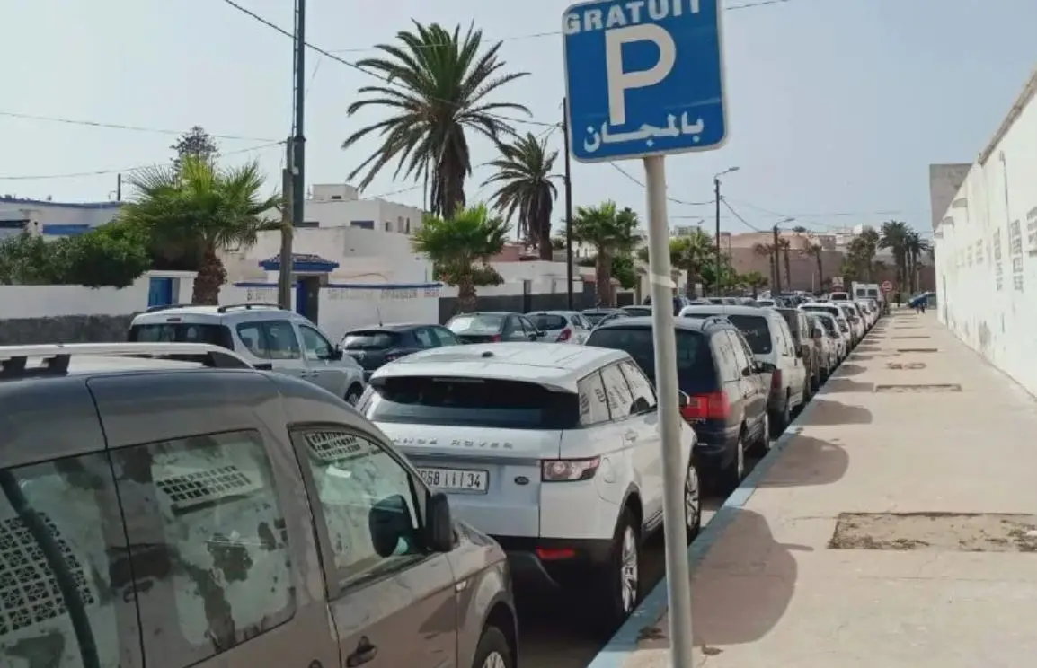 الداخلية تواجه تحديات مواقف السيارات بتحديث شامل وإشراك الخواص