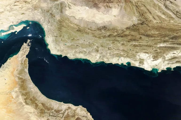 استعداد إيراني لغلق مضيق هرمز وواشنطن تصف الخطوة بالانتحار