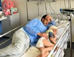 غيثة تغادر المصحة ووالدها يحذر من “المتاجرين بالألم”
