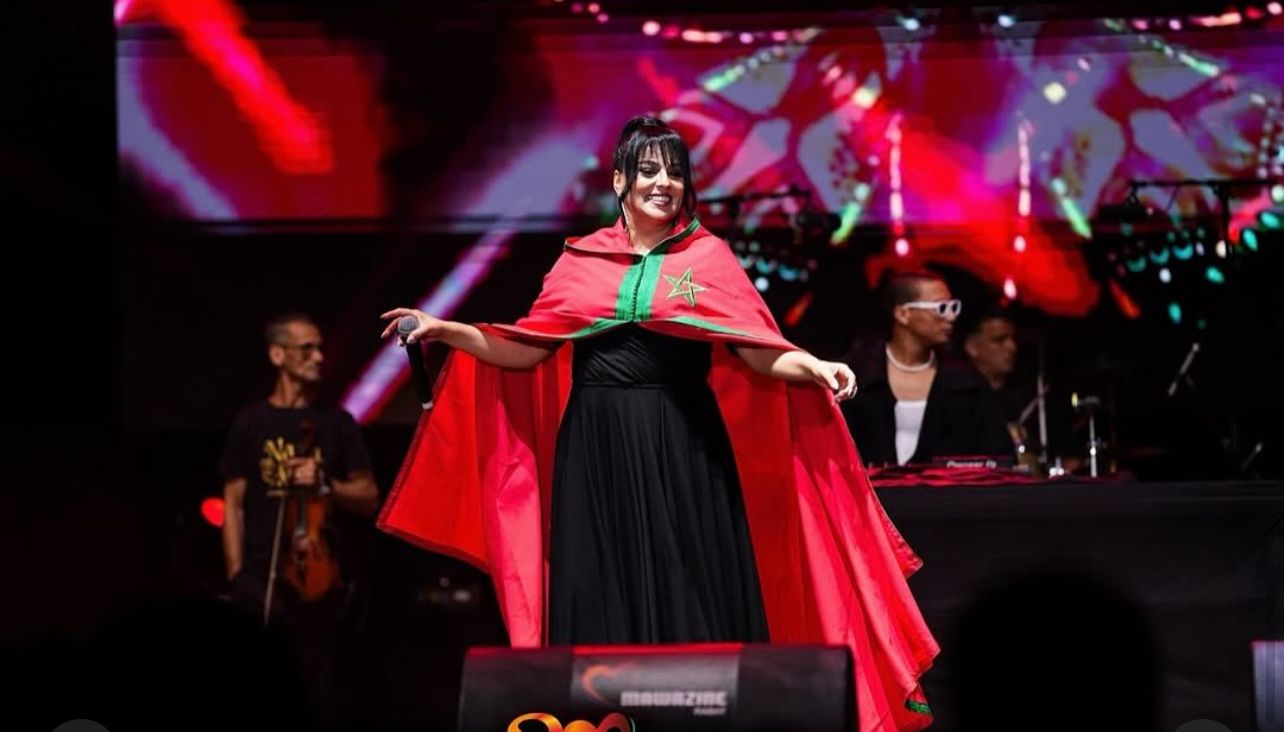 جدل واسع بعد رمي نادية العروسي سلهاما بألوان العلم المغربي بحفل “موازين”