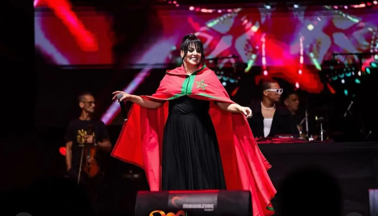 جدل واسع بعد رمي نادية العروسي سلهاما بألوان العلم المغربي بحفل “موازين”
