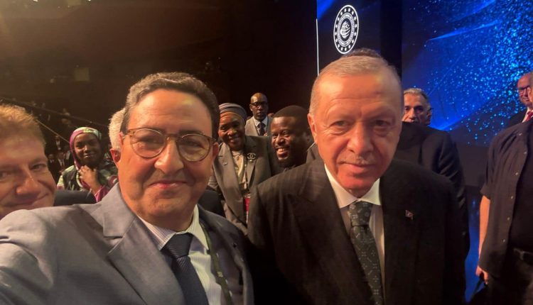 “سيلفي” الوزير قيوح مع أردوغان يثير انتقادات الإخلال بمكانة المغرب