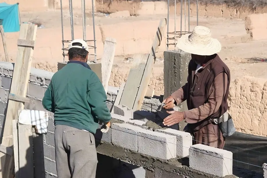 تهديد الحَرِّ لعُمال البناء والفلاحة يقود مطالب بتعليق العمل في 40 درجة حرارة