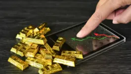الذهب يرتفع مع تراجع النفط