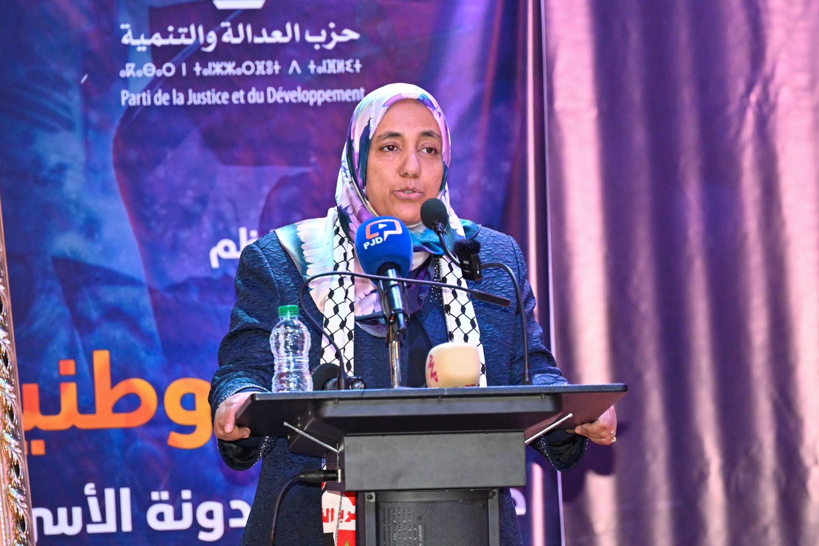 نساء “البيجيدي” يدافعن عن بنكيران ويتهمن النسويات بـ”خدمة أجندات سياسية”