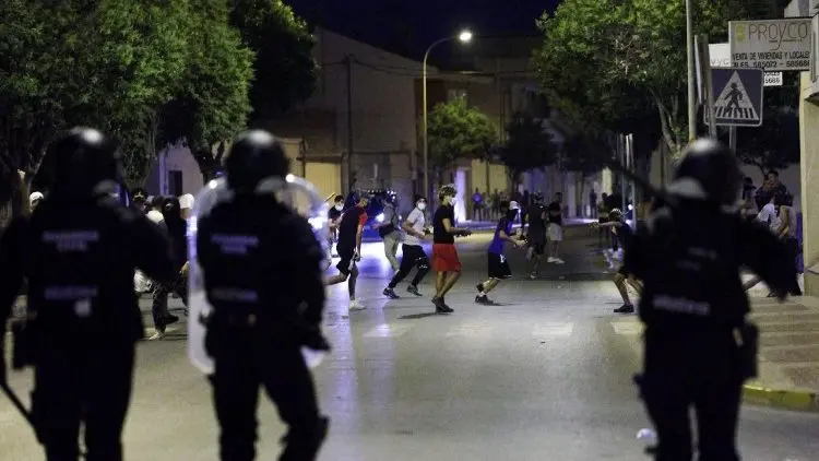 اعتقال إسبان في أحداث عنف ضد مهاجرين مغاربة وسانشيز يدين الكراهية