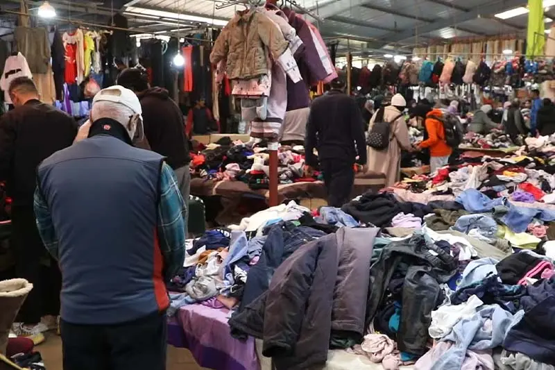 “الجوطية” تنتعش في زمن الغلاء بحثا عن أناقة لا تُرهق الجيب