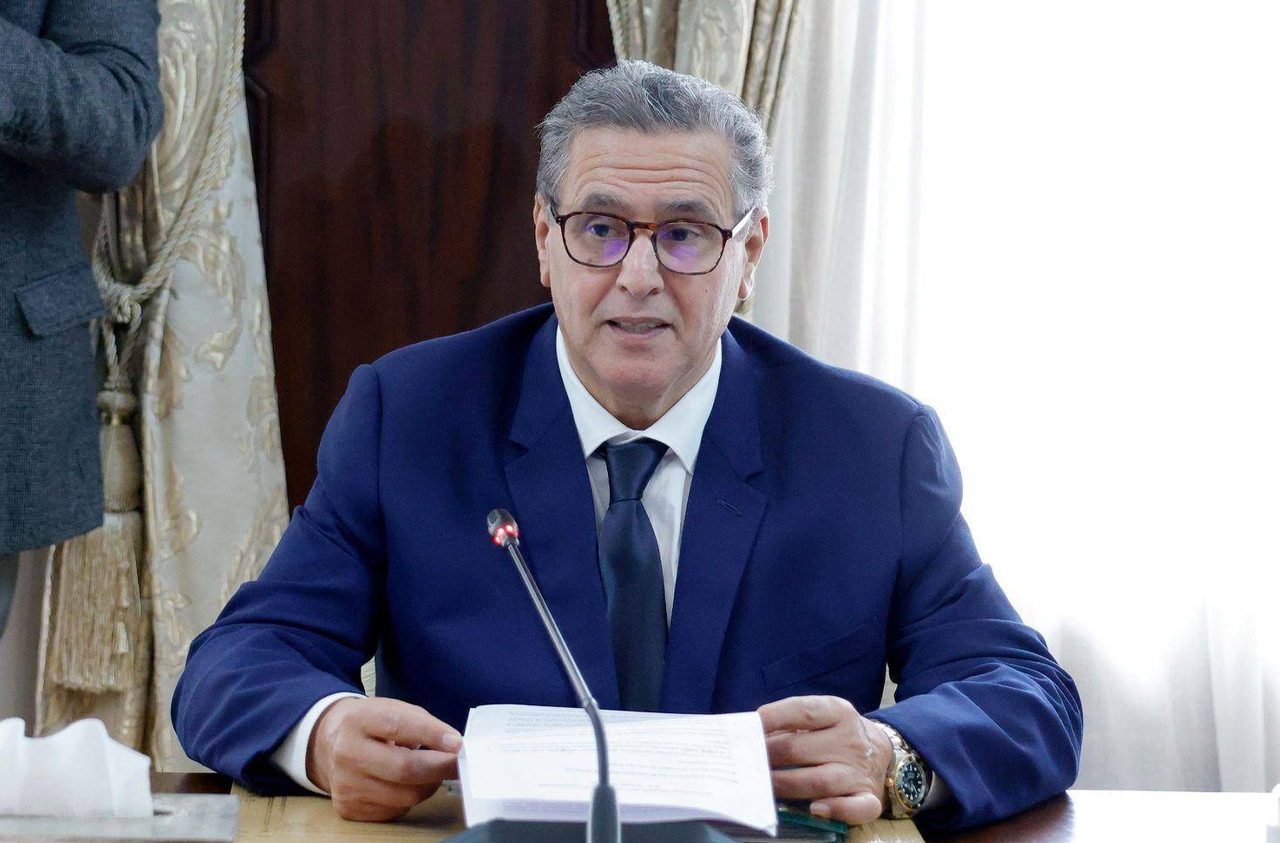 أخنوش يدعو المصالح الحكومية إلى تسريع تنزيل العقوبات البديلة