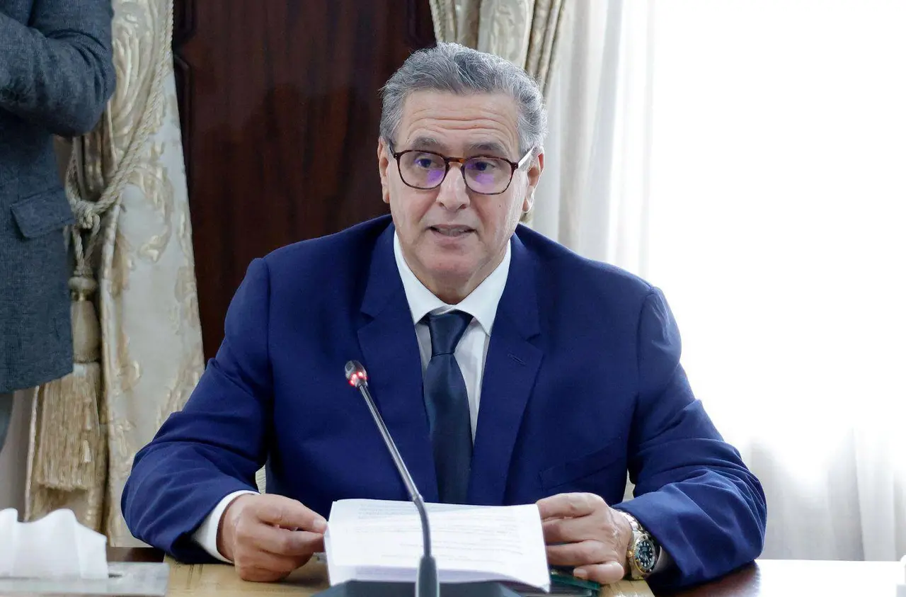 أخنوش يدعو المصالح الحكومية إلى تسريع تنزيل العقوبات البديلة