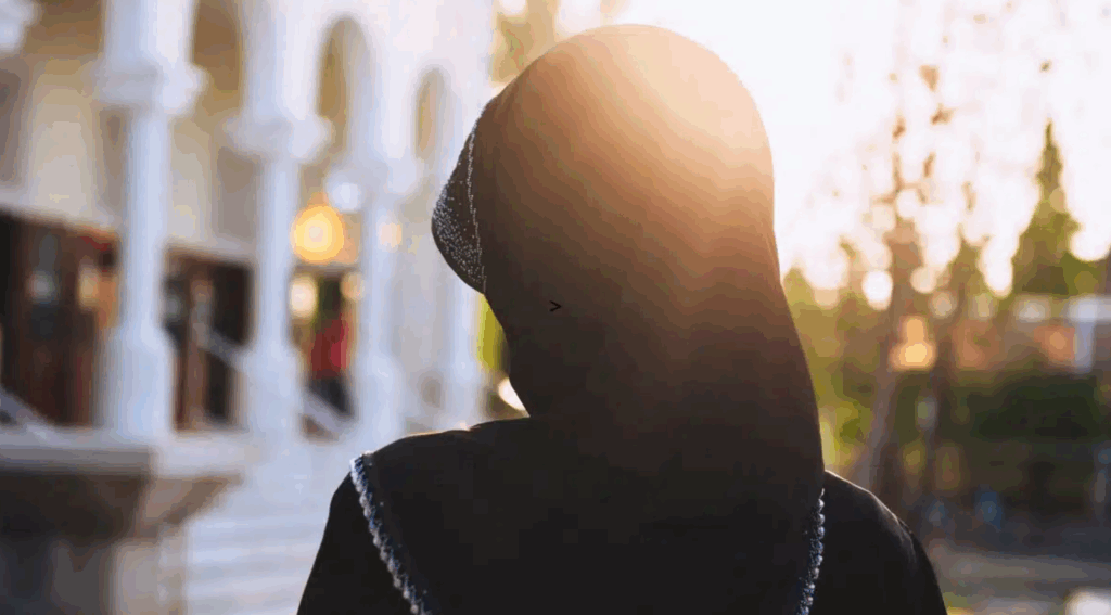 غياب الإنصاف يضع النساء العاملات بمفترق طرق بين الأمومة والعمل