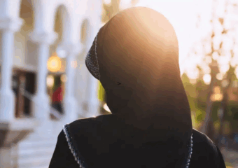 غياب الإنصاف يضع النساء العاملات بمفترق طرق بين الأمومة والعمل