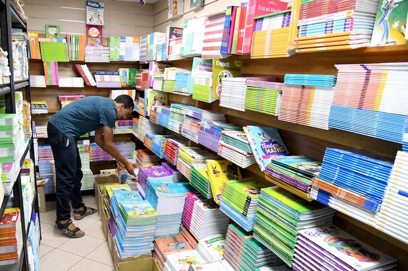 الكتبيون يطالبون باحترام هامش الربح ويرفضون الإقصاء من توزيع كتب مدارس الريادة