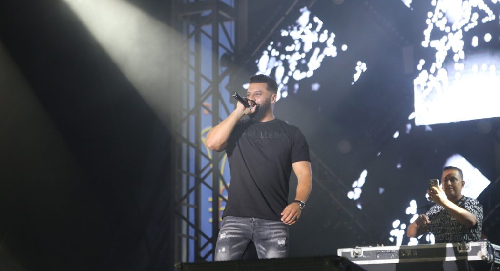 الرابور “مسلم” يلهب منصة شاطئ الحسيمة