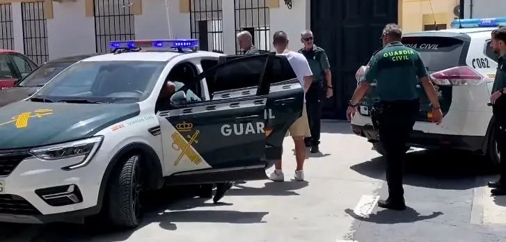 قارب مهاجرين من المغرب يربك شاطئا مكتظا بالمصطافين بغرناطة والسلطات توقف 9 أشخاص