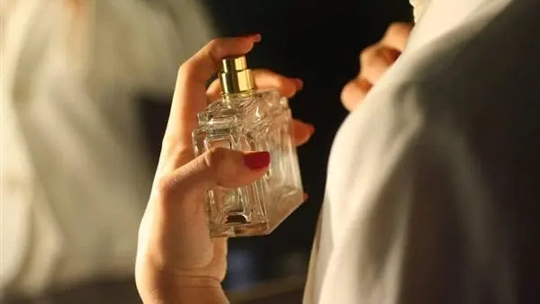 عطور مُقَلّدة برائحة الأمراض تغزو الأسواق.. كيف تتعرف عليها؟