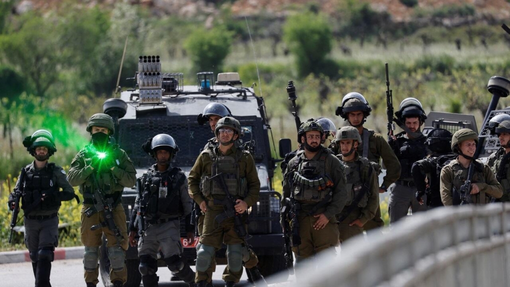 إسرائيل تحول ملايين الدولارات من “أموال السلطة” لفلسطينيين متعاونين مع جيشها