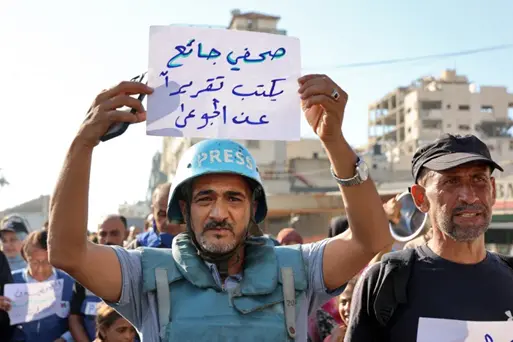 بين الجثث والاستهداف.. صحفيو غزة ينقلون الموت من خيام الجوع والخوف