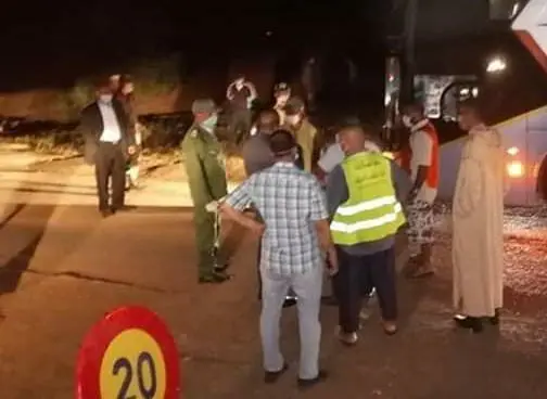 إصابة 20 شخصا بعد انحراف حافلة بزاوية أحنصال