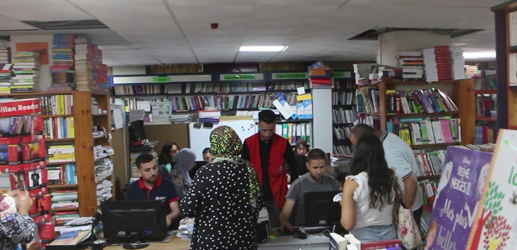 إقبال الأسر على المكتبات ينعش تجارة اللوازم المدرسية قبيل الدخول المدرسي
