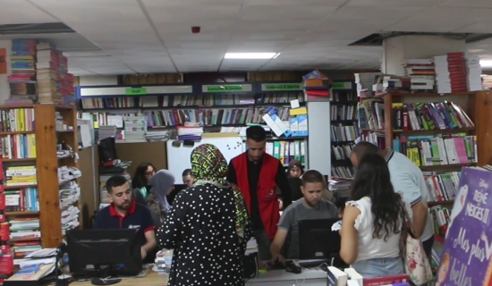 إقبال الأسر على المكتبات ينعش تجارة اللوازم المدرسية قبيل الدخول المدرسي