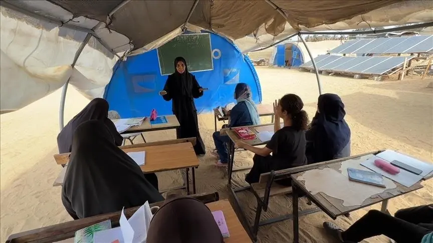 طلبة بغزة يقدمون امتحانات الثانوية العامة إلكترونيا