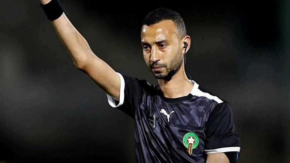 مديرية التحكيم توقف حُكام “كلاسيكو” الرجاء والجيش بعد الأخطاء المؤثرة