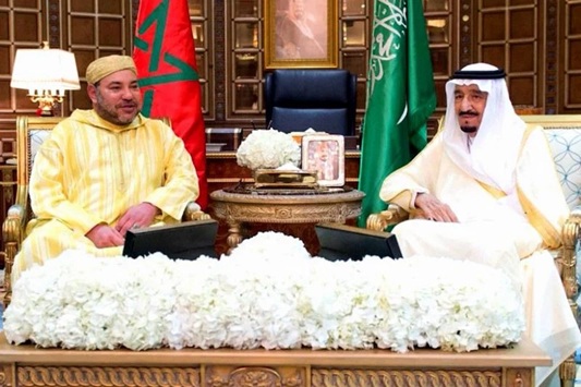 الملك يهنئ العاهل السعودي