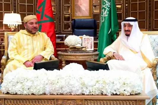 الملك يهنئ العاهل السعودي