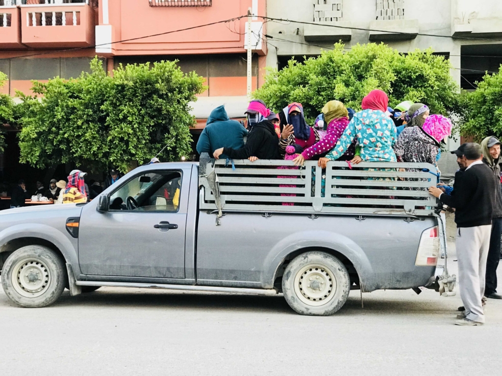 مأساة “آيت عميرة” تعيد للواجهة ملف النقل غير الآمن للعاملات الزراعيات