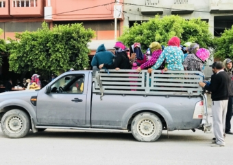 نقابة تنتقد الاستهتار بحياة العمال الزراعيين بعد وفاة اثنتين وإصابة 22 عاملاً