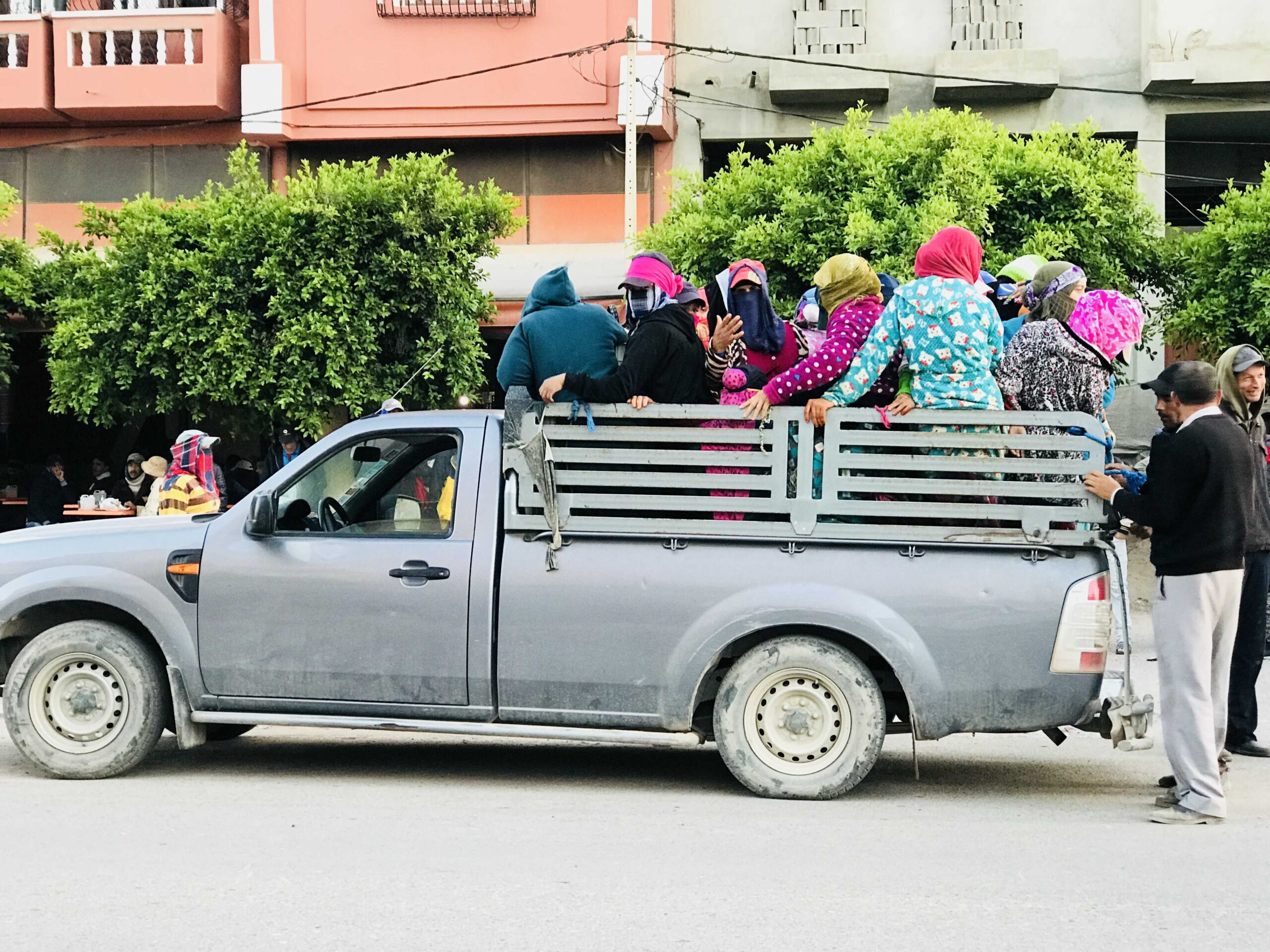 مأساة “آيت عميرة” تعيد للواجهة ملف النقل غير الآمن للعاملات الزراعيات