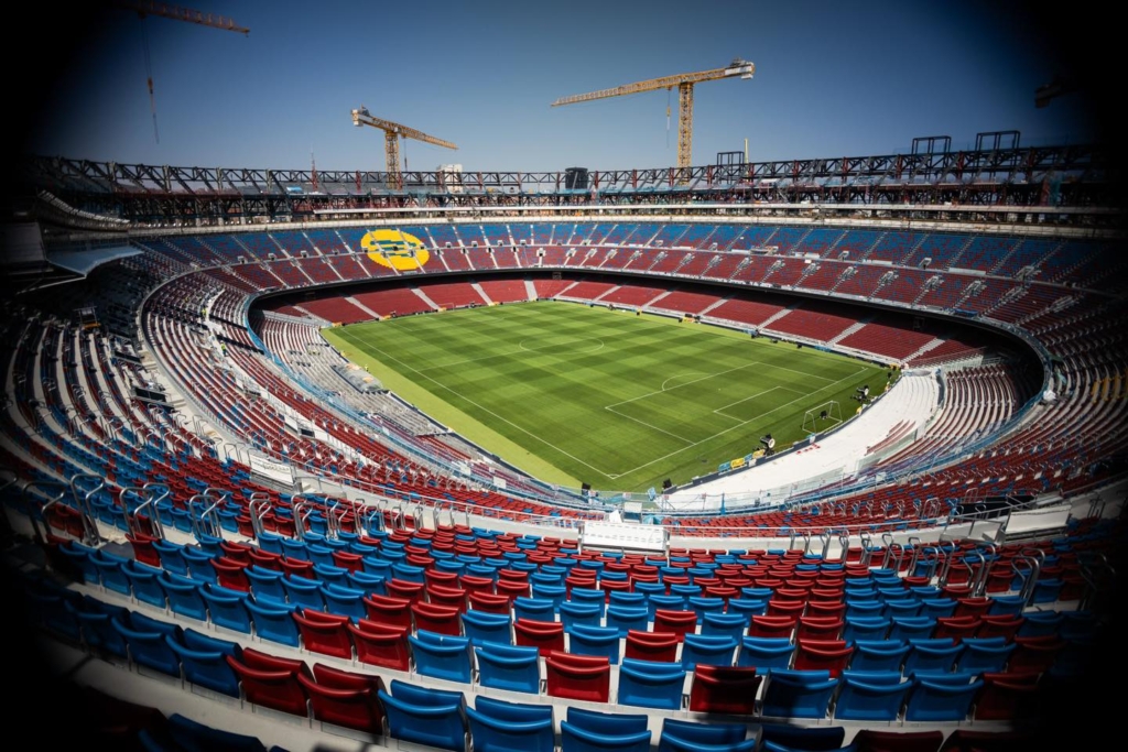 برشلونة ينتظر الترخيص للعودة إلى كامب نو