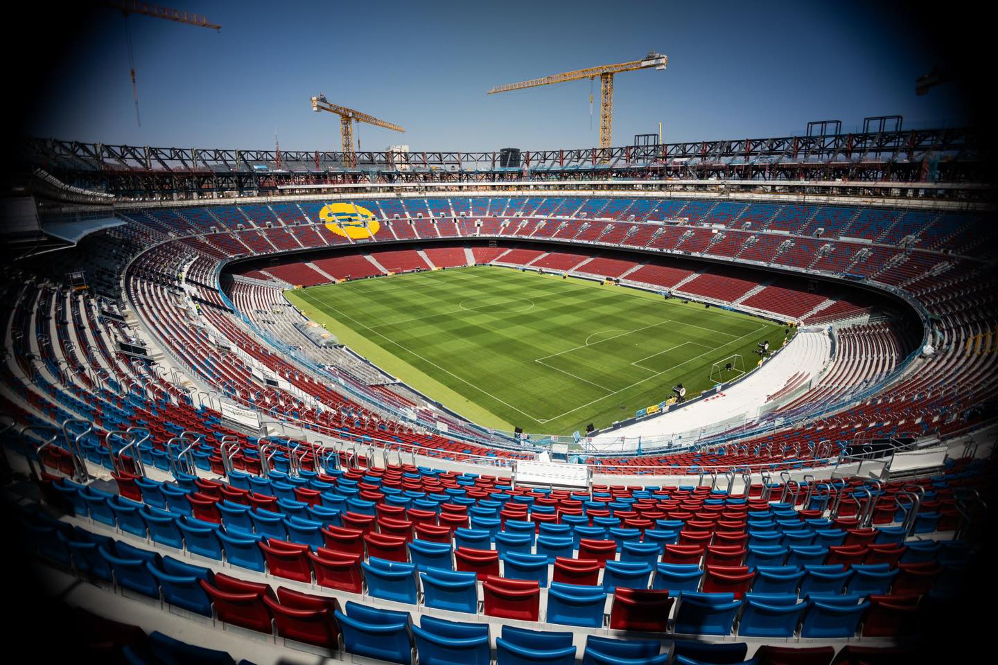 برشلونة ينتظر الترخيص للعودة إلى كامب نو