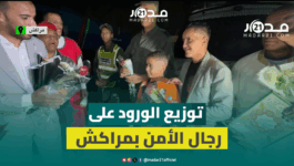 منطقة “سيدي يوسف” بمراكش تتعافى من أحداث الأسبوع الماضي وجمعويون يوزعون الورود على رجال الأمن