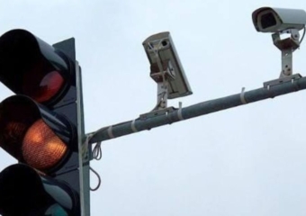 المحاكم تعتمد كاميرات الإشارات الضوئية لتحديد ملابسات حوادث السير