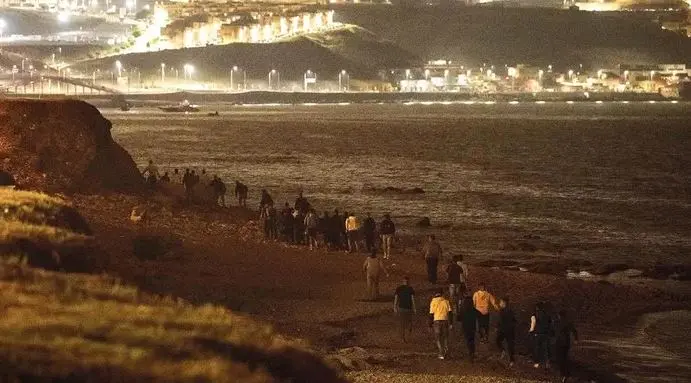 900 مهاجر ينتظرون العبور والمغرب يضاعف المراقبة على حدود سبتة