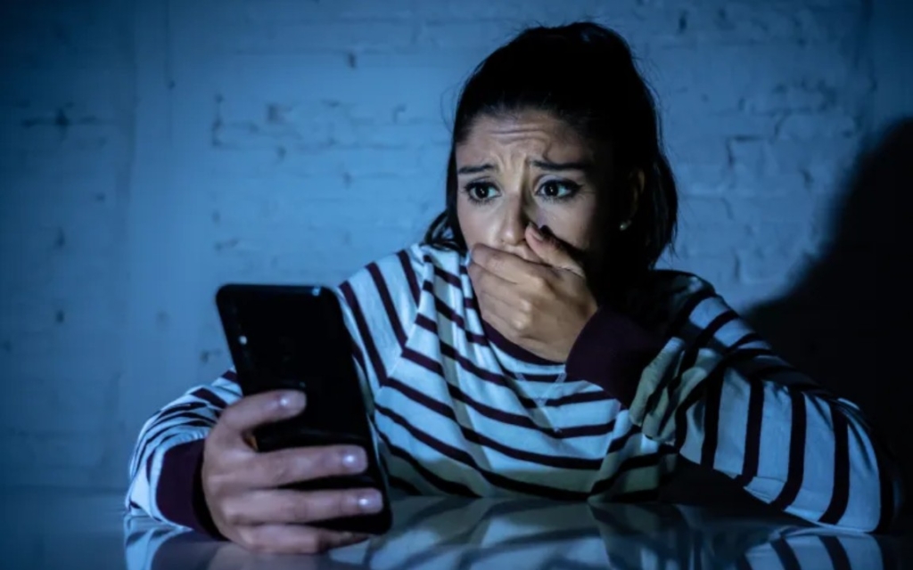 “فوبيا الهاتف”.. لماذا يتجنب أبناء الجيل “زد” الرد على المكالمات؟