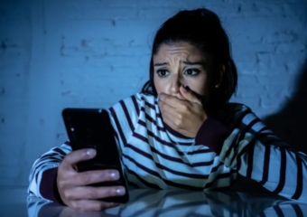 “فوبيا الهاتف”.. لماذا يتجنب أبناء الجيل “زد” الرد على المكالمات؟