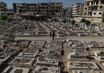قبور مدمرة.. فلسطينيو مخيم اليرموك بدمشق يبحثون عن رائحة أحبتهم