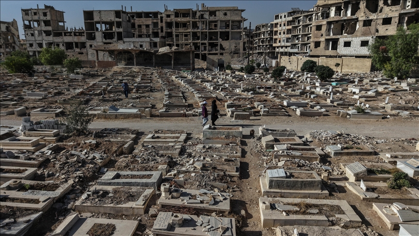 قبور مدمرة.. فلسطينيو مخيم اليرموك بدمشق يبحثون عن رائحة أحبتهم